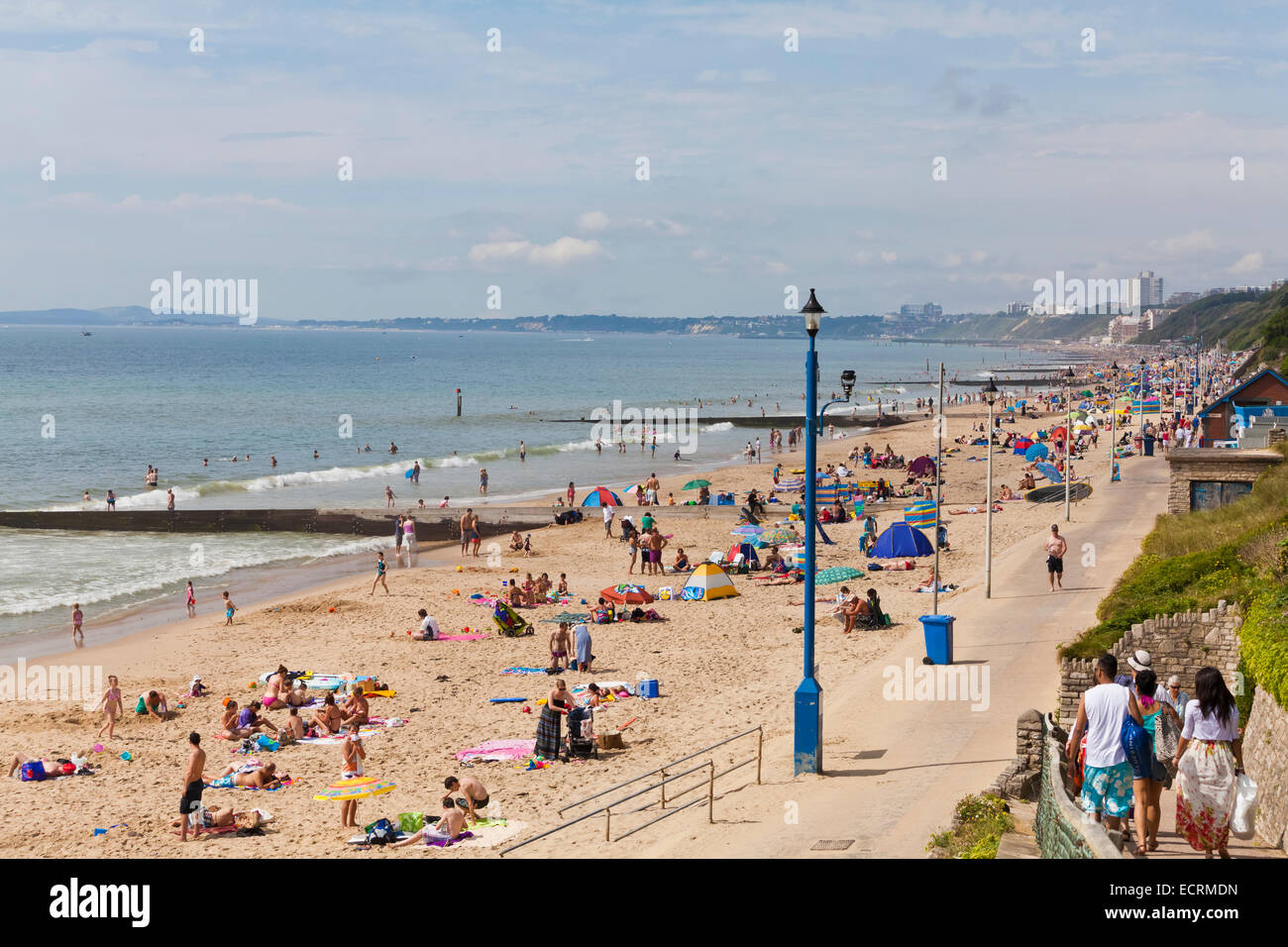 PEOPLE AT THE BEACH, BOURNEMOUTH, SEASIDE RESORT, DORSET, ENGLAND, GREAT BRITAIN Stock Photo