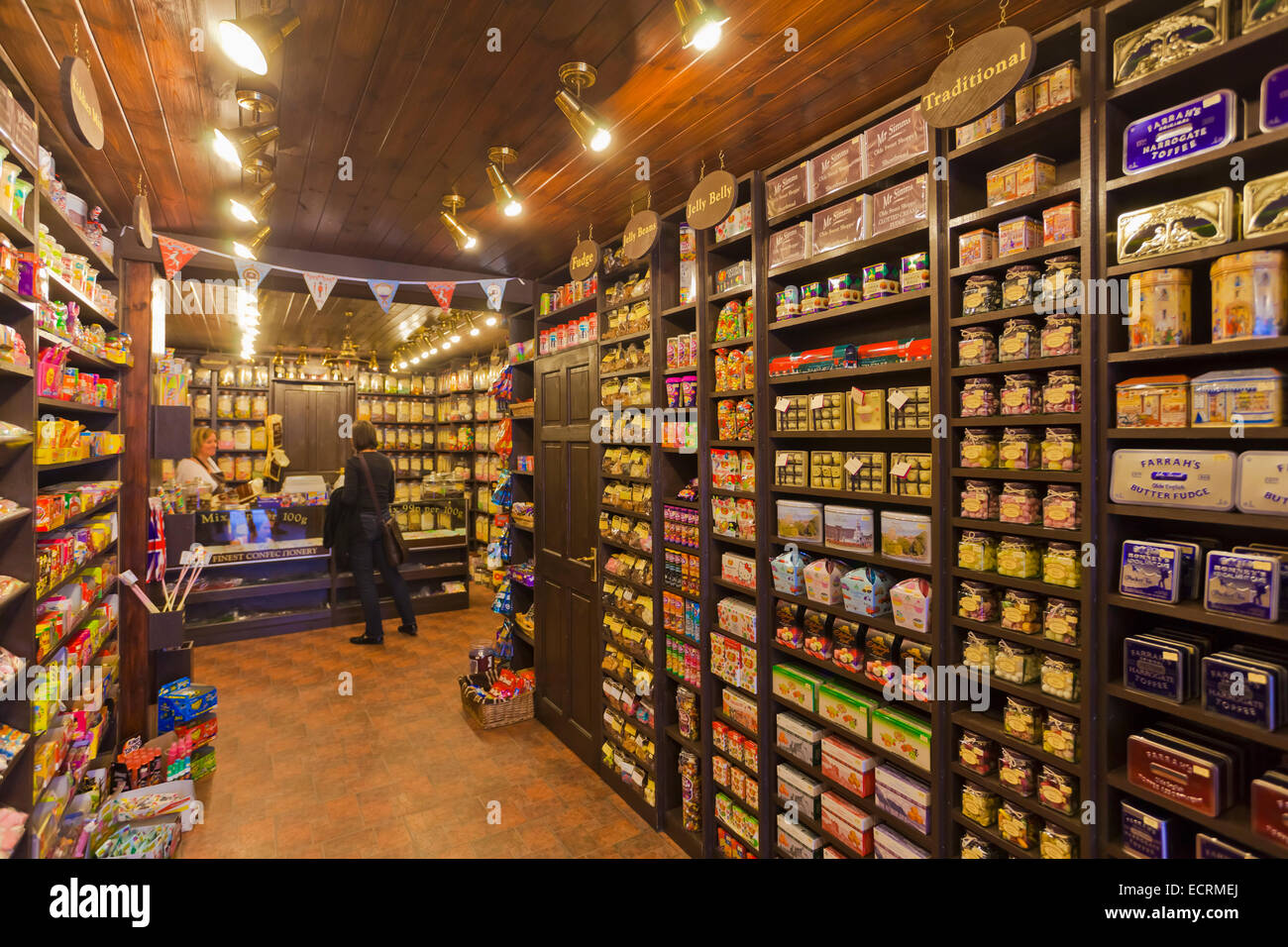 CONFECTIONERY, CANDIES, SWEETNESS IN  MR. SIMMS OLDE SWEET SHOPPE,  WORTHING, SEASIDE RESORT, SUSSEX, ENGLAND, GREAT BRITAIN Stock Photo
