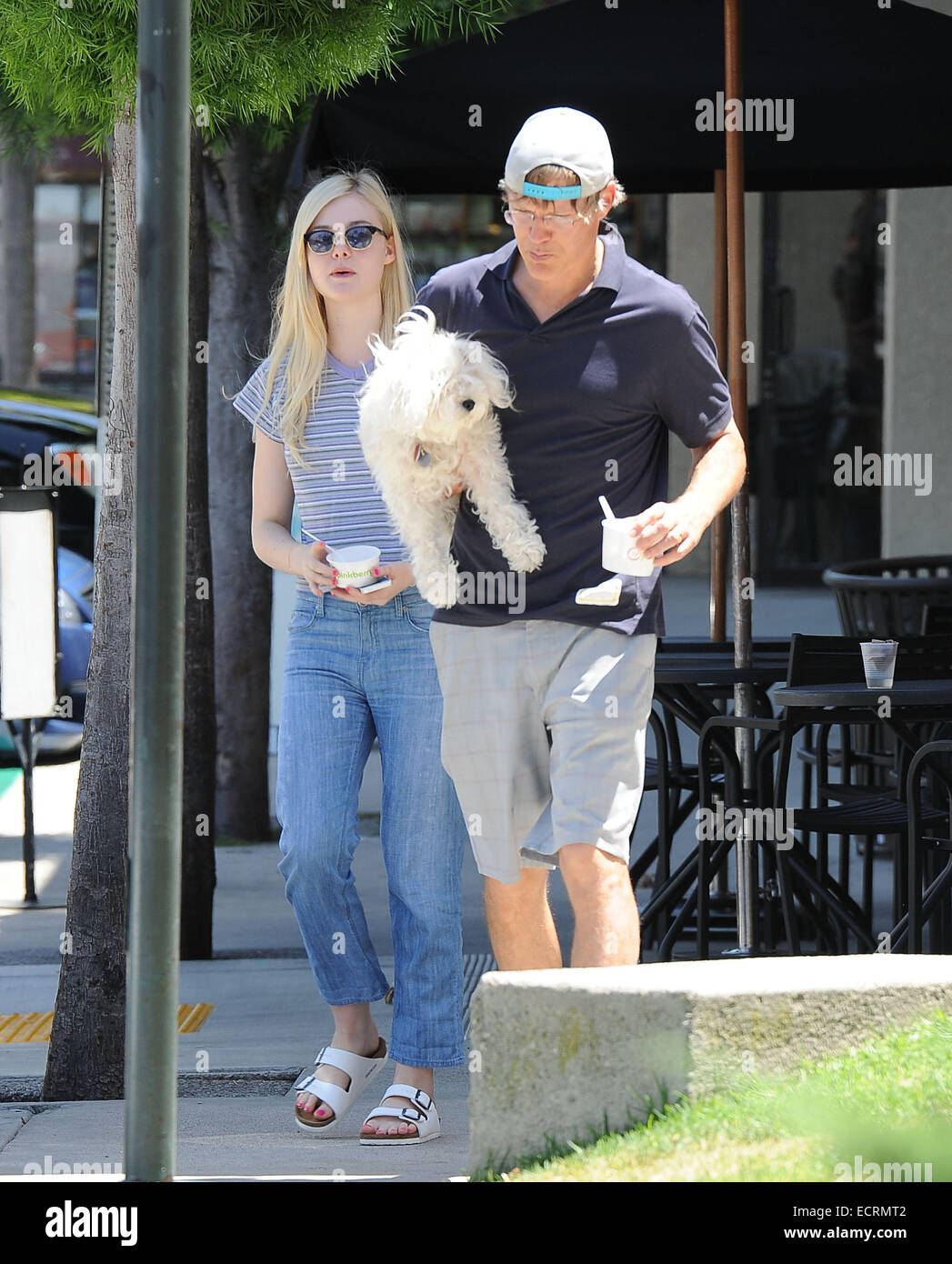 Elle Fanning treats her father Steven Fanning to a Pinkberry yoghurt on  Fathers Day Featuring: Elle Fanning Steven Fanning Where: Los Angeles,  California, United States When: 15 Jun 2014 Stock Photo - Alamy