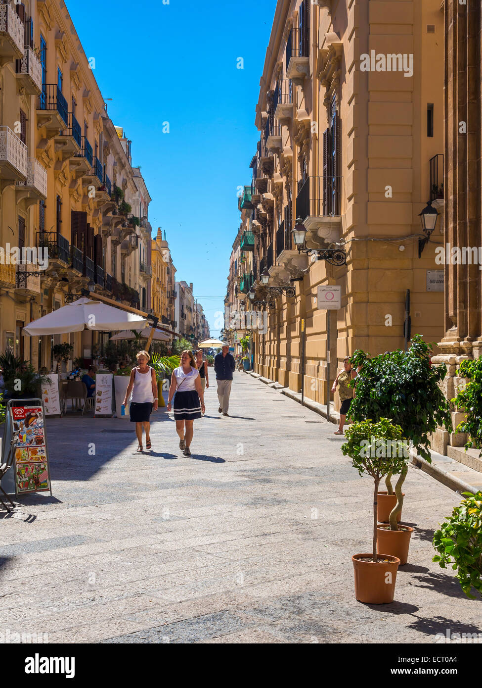 Italy Sicily Trapani Old town Shopping street Corso Vittoria Emanuelle  Stock Photo - Alamy