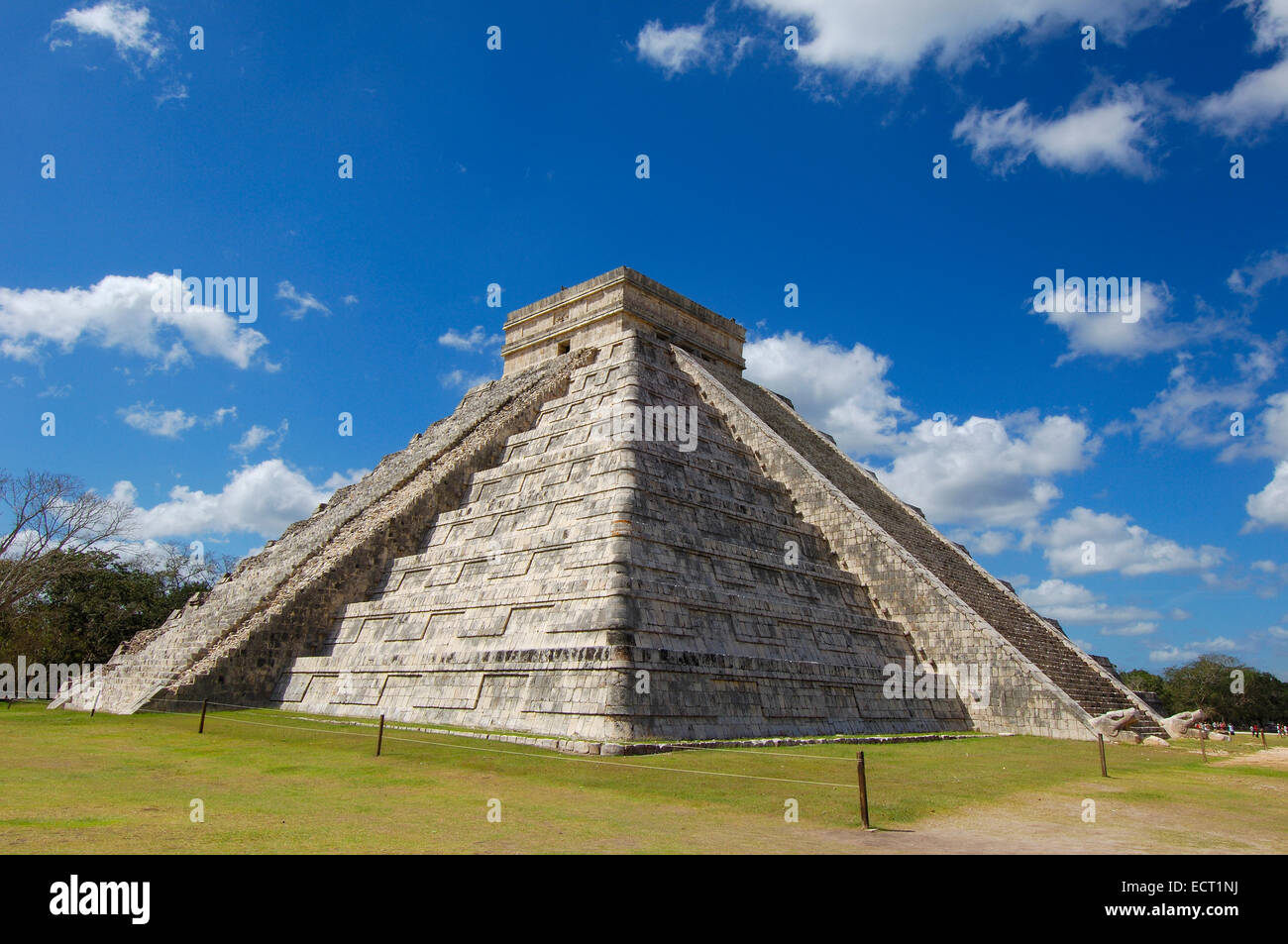 Pyramid of Kukulkan, The Castle, Mayan ruins of Chichen Itza, Mayan Riviera, Yucatan Peninsula, Mexico Stock Photo