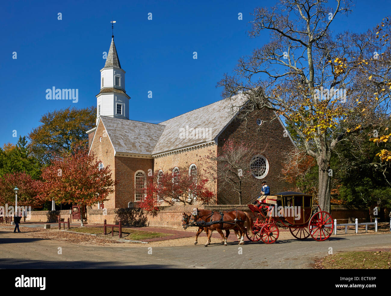 Horse-drawn carriage passing Bruton Parish Church. Colonial Williamsburg, Virginia, USA. Stock Photo