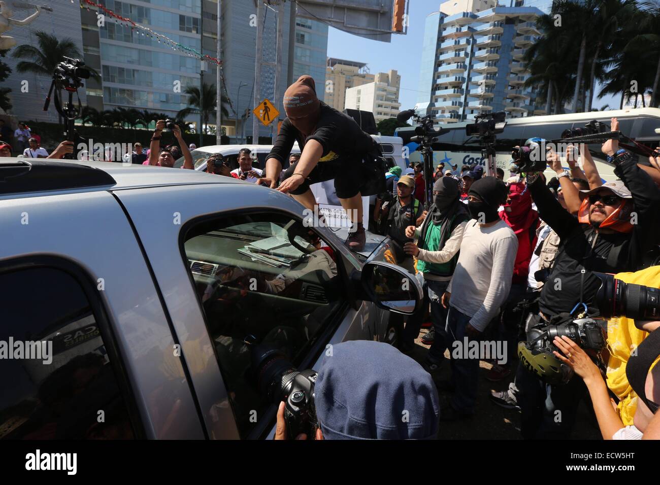 Guerrero, Mexico. 19th Dec, 2014. Protestors surround the vehicle of Acapulco's Mayor Luis Walton Aburto during a protest demanding justice for the 43 missing students from Ayotzinapa Teachers College, in Acapulco, Guerrero State, Mexico, on Dec. 19, 2014. © Javier Verdin/Xinhua/Alamy Live News Stock Photo