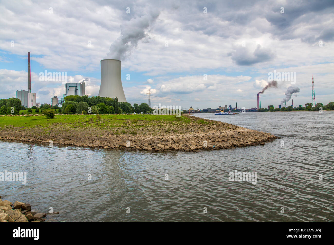 STEAG Steinkohlekraftwerk Walsum, am Rhein bei Duisburg, KŸhlturm von Block 10, alle 3 Kraftwerksblšcke zusammen,  haben eine Le Stock Photo