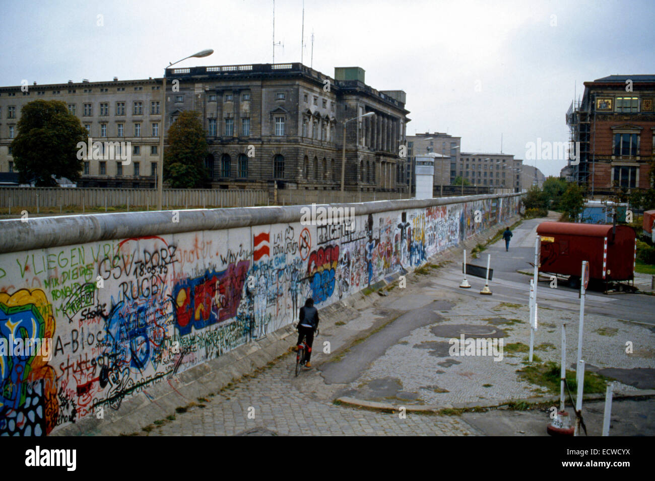 graffiti-on-section-of-berlin-wall-1995-from-west-berlin-stock-photo