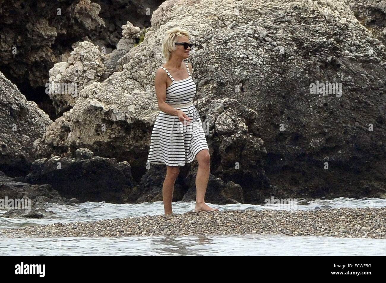 Pamela Anderson visits the beach and goes for a coffee with her niece