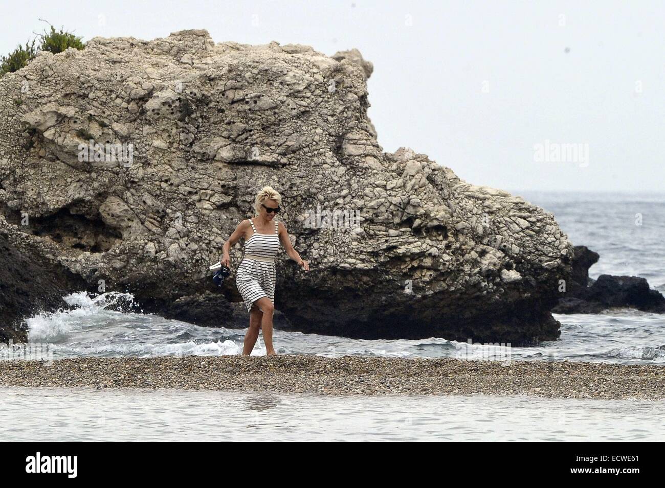 Pamela Anderson visits the beach and goes for a coffee with her niece