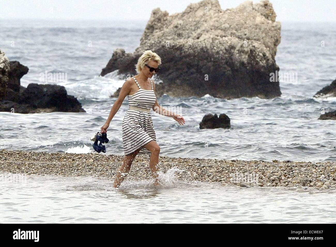 Pamela Anderson visits the beach and goes for a coffee with her niece