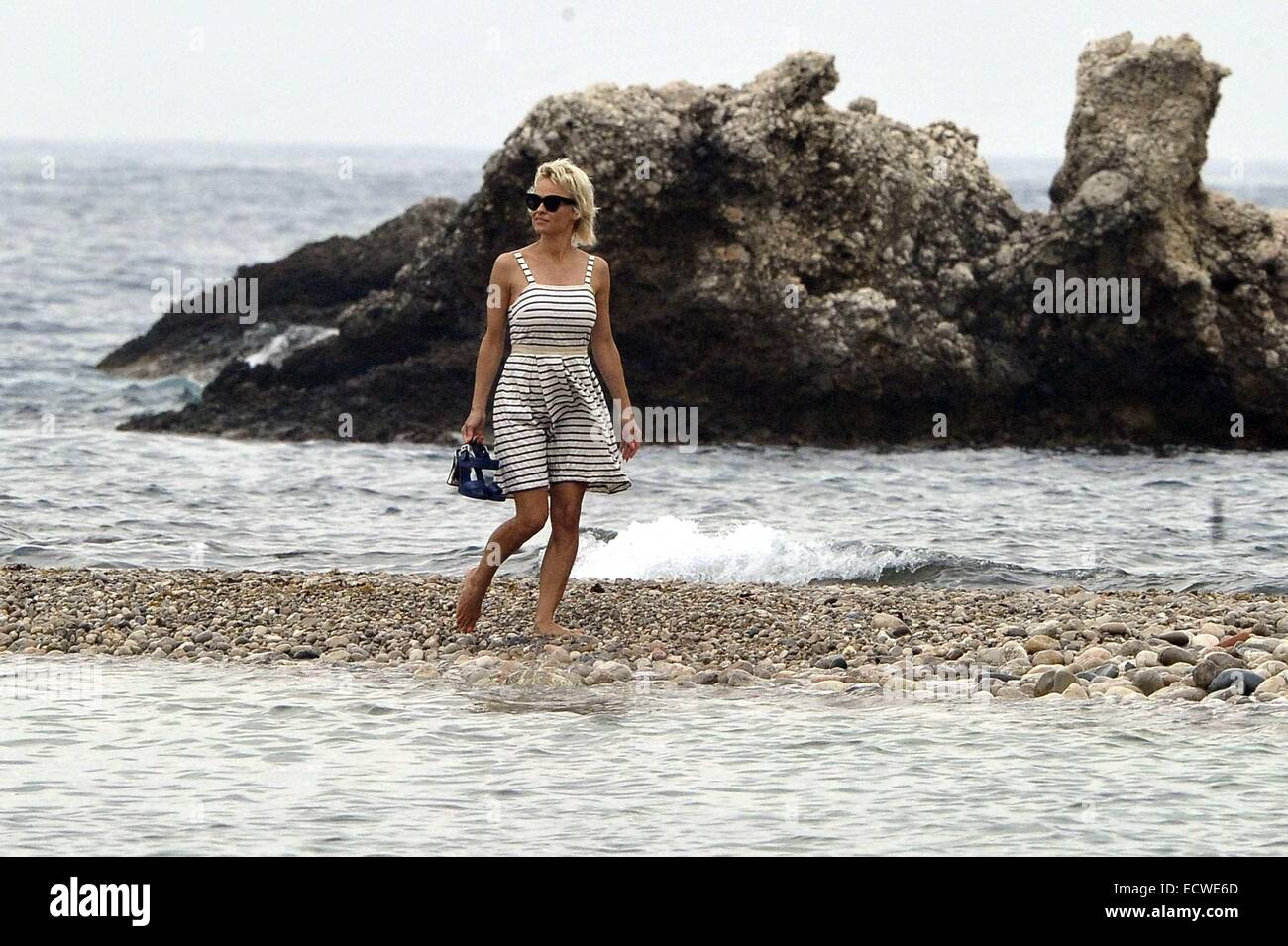 Pamela Anderson visits the beach and goes for a coffee with her niece