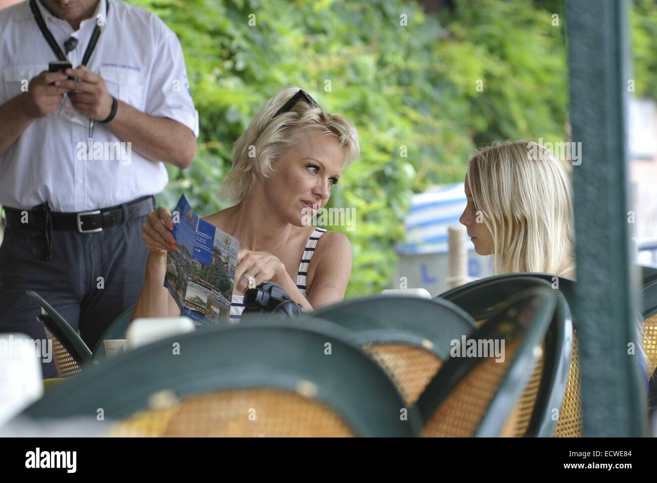 Pamela Anderson visits the beach and goes for a coffee with her niece