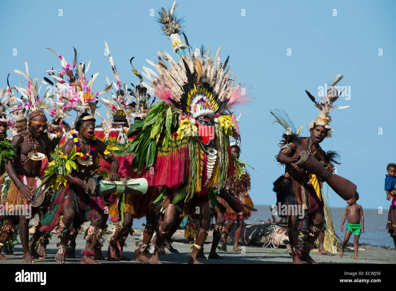 Melanesia, Papua New Guinea, Sepik River area, Village of Kopar. Traditional sing-sing in elaborate attire and feather headdress Stock Photo