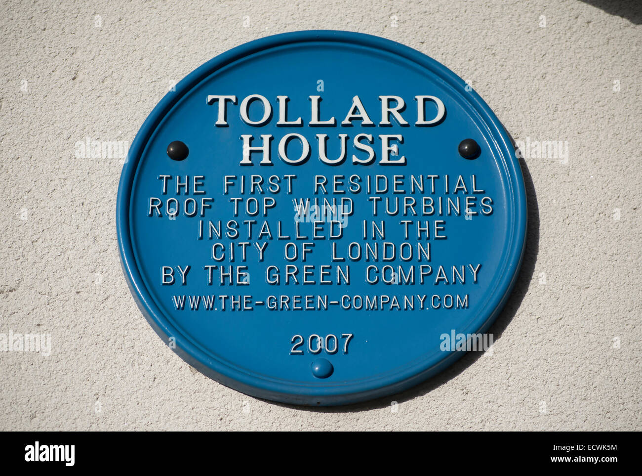 blue plaque of 2007 at tollard house, kensington, marking the first rooftop wind turbines installed  in london Stock Photo