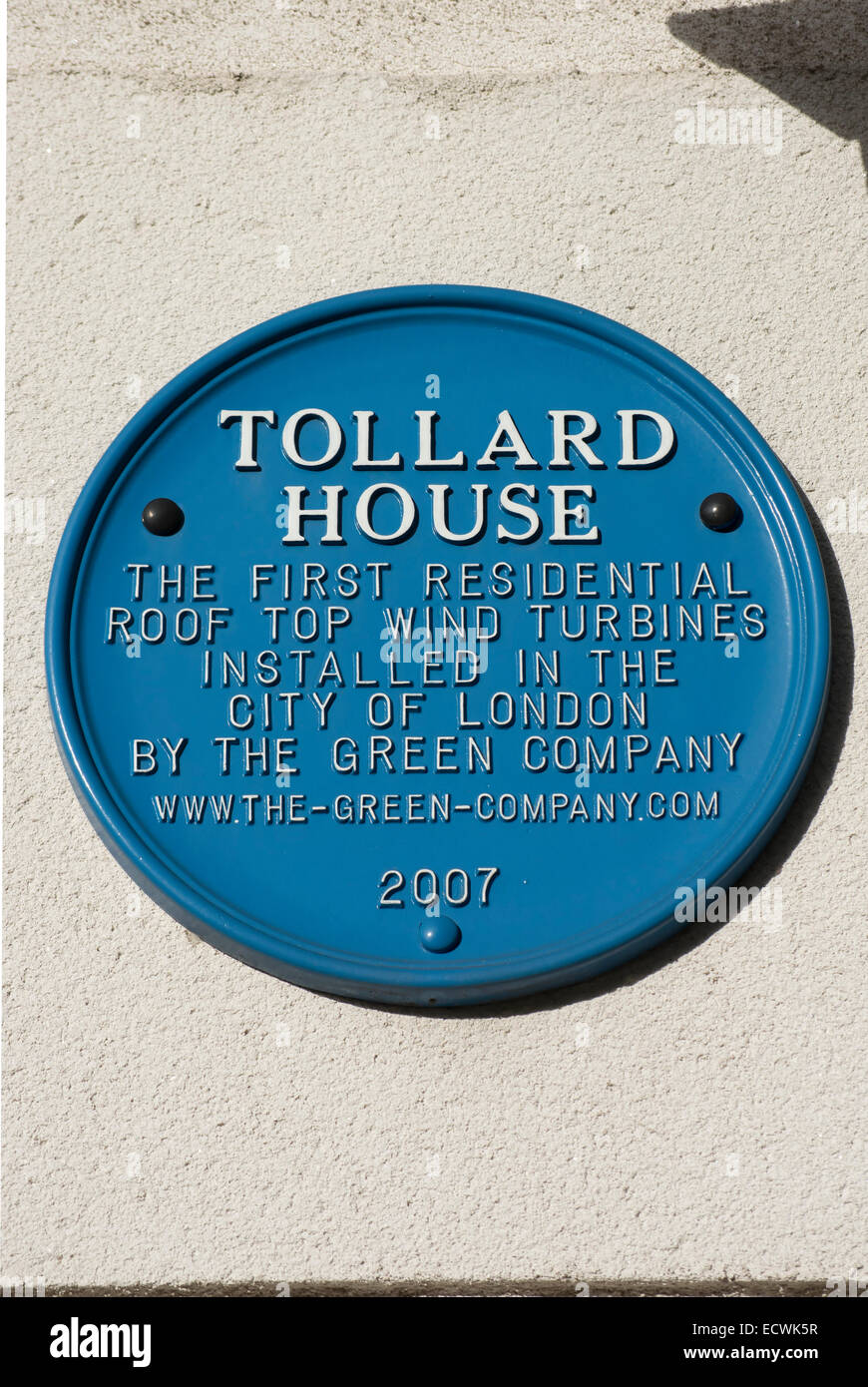 blue plaque of 2007 at tollard house, kensington, marking the first rooftop wind turbines installed  in london Stock Photo