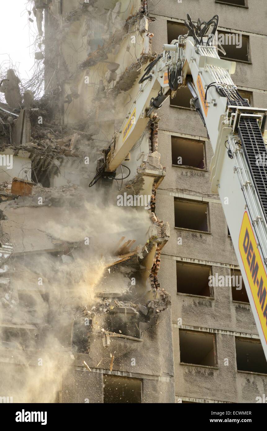 Glasgow, Scotland 7th February 2014. Demolition of tower block flats at ...