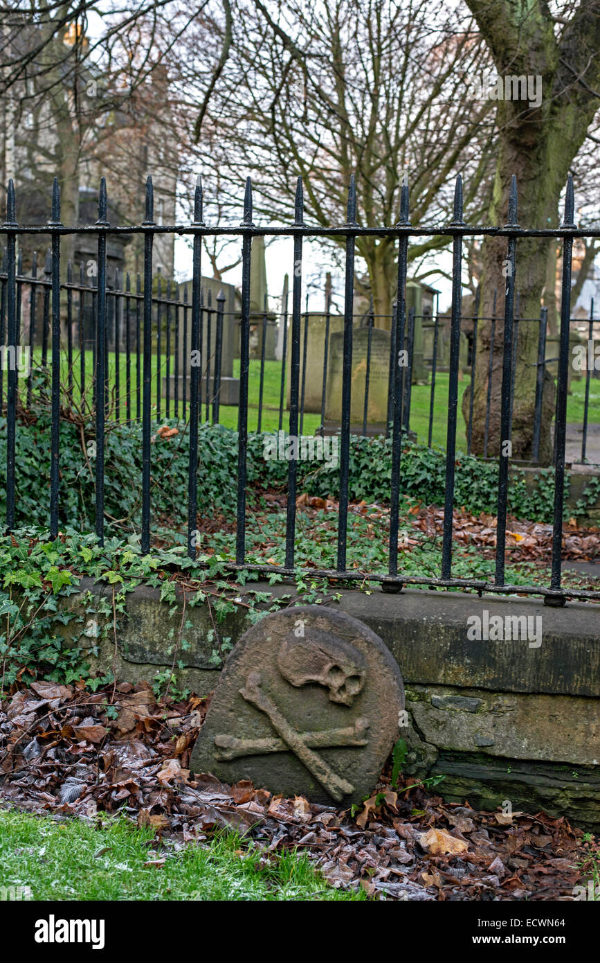Skull and crossbones on a headstone in Greyfriars Kirkyard in Edinburgh, Scotland, UK. Stock Photo