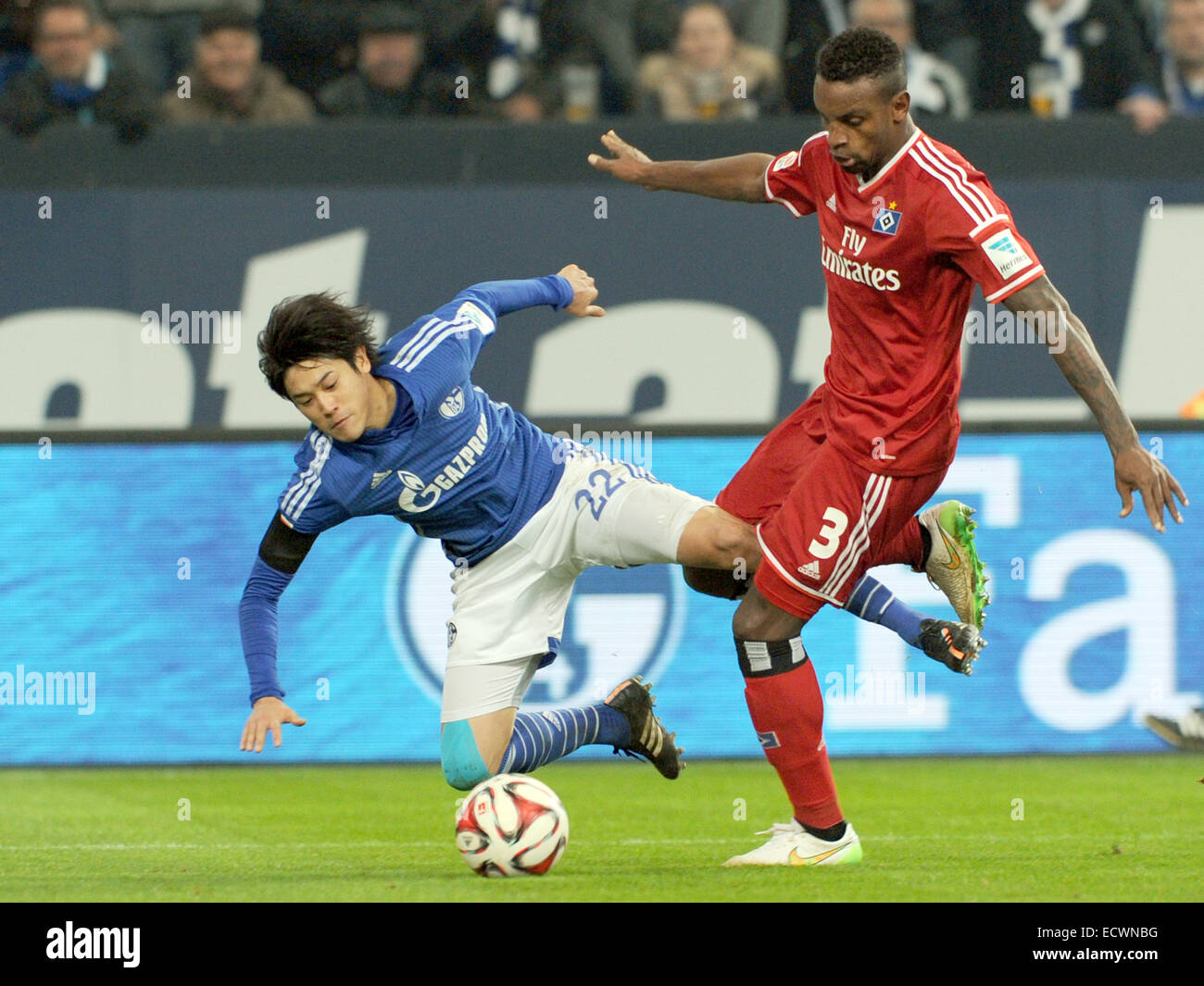 Gelsenkirchen, Germany. 20th Dec, 2014. Schalke's Atsuto Uchida and Hamburg's Cleber (R) vie for the ball during the Bundesliga soccer match between FC Schalke 04 and Hamburger SV at Veltins arena in Gelsenkirchen, Germany, 20 December 2014. PHOTO: CAROLINE SEIDEL/dpa (ATTENTION: Due to the accreditation guidelines, the DFL only permits the publication and utilisation of up to 15 pictures per match on the internet and in online media during the match.) Credit:  dpa/Alamy Live News Stock Photo
