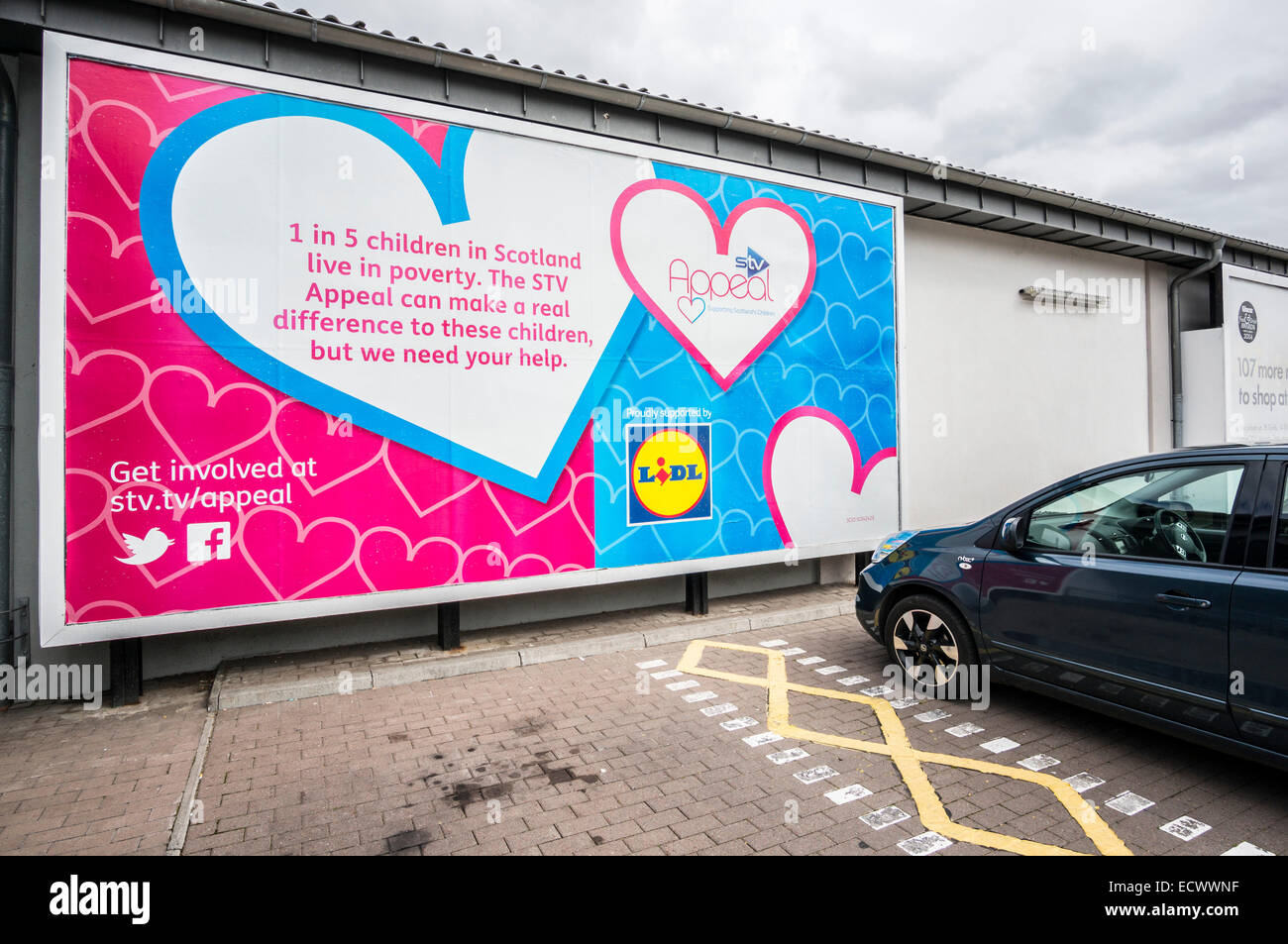doel het ergste Maak los LIDL Scotland - supporting charity, poster Stock Photo - Alamy