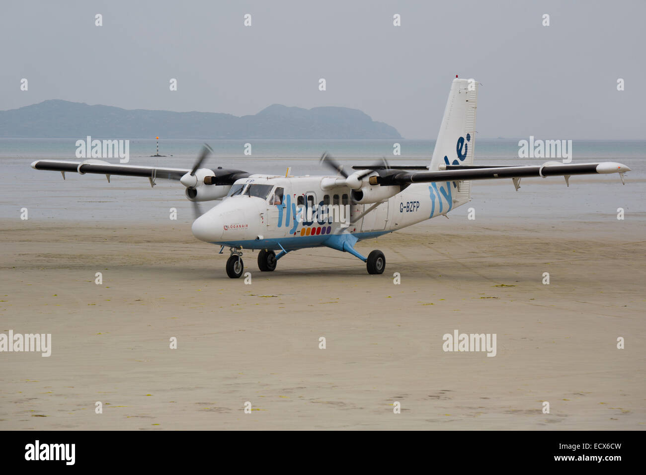 De Havilland (Canada) DHC-6 Twin Otter Series 310 G-BZFP taxiing along beach at the Isle of Barra Airport Stock Photo