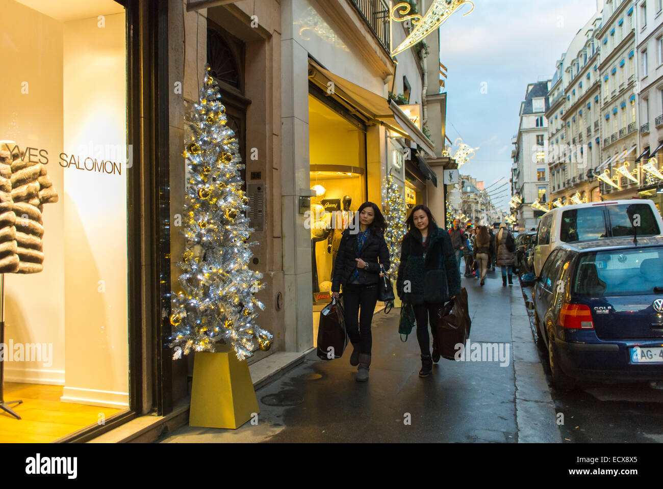 Paris, France, Chinese Women Walking, Christmas Decorations, Shop Fronts,  Outside Street Scenes, luxury window shopping, 