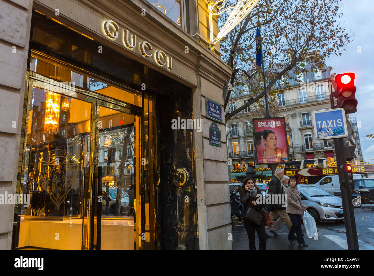 Paris, France, People Christmas Shopping, Outside Street Scenes