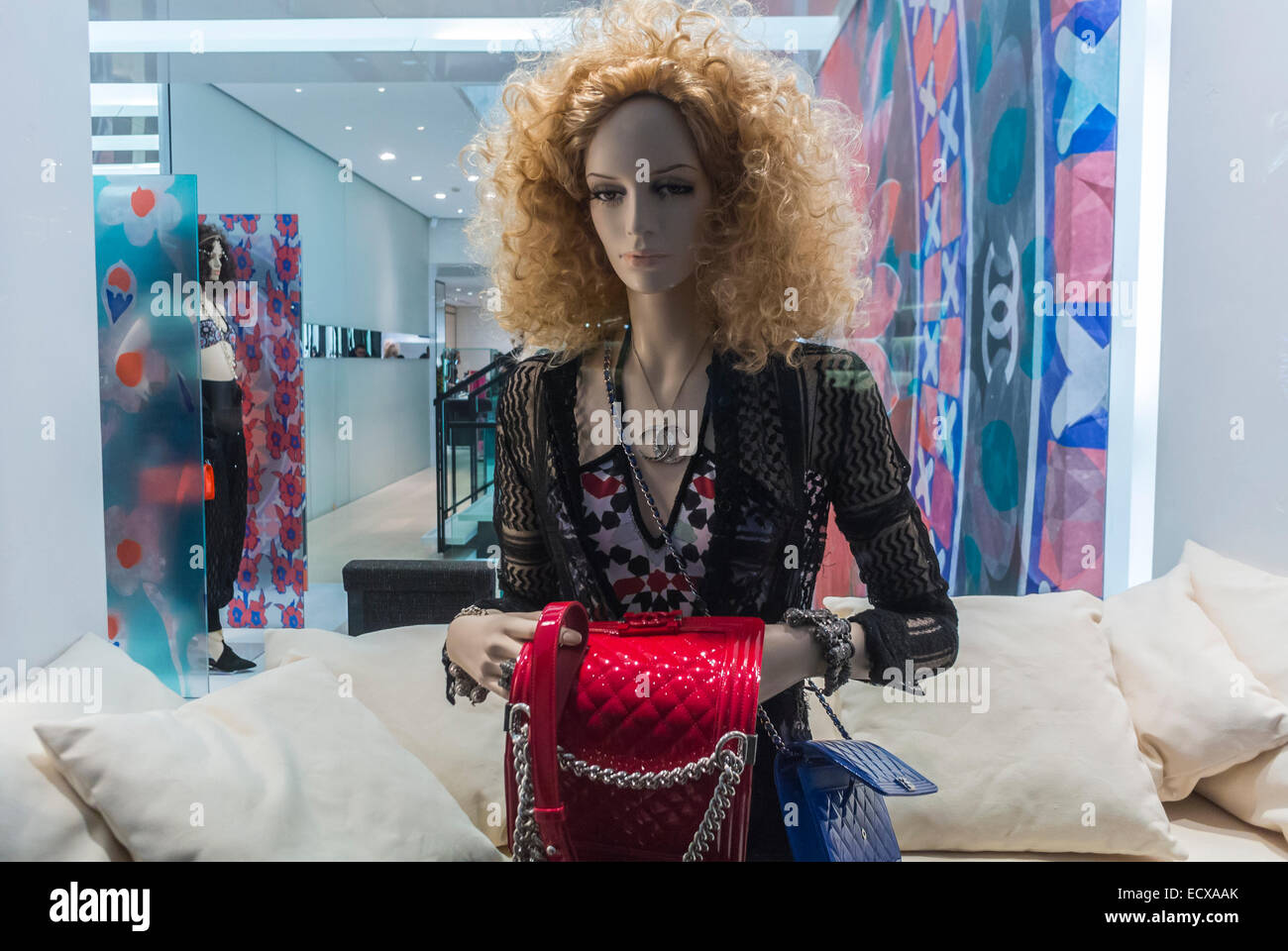 Paris, France, Chanel Store Window Display, Mannequin, Shopping, Night,  Luxury Fashion Brands Shops, haute couture interior, mode labels, haute  couture accessories Stock Photo - Alamy