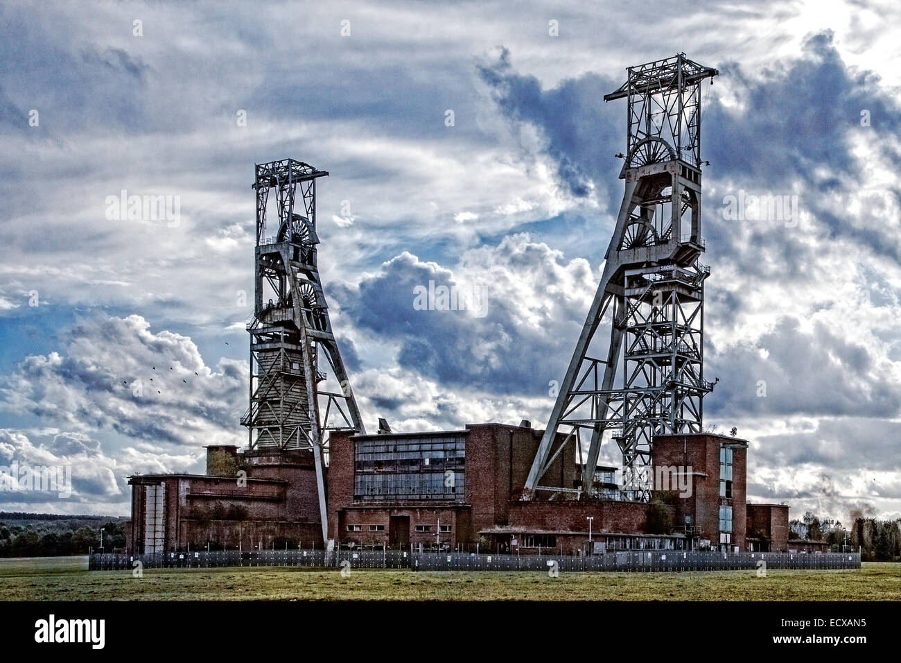 Headstocks & winder house of the disused Clipstone Colliery in the Dukeries of Nottinghamshire Stock Photo