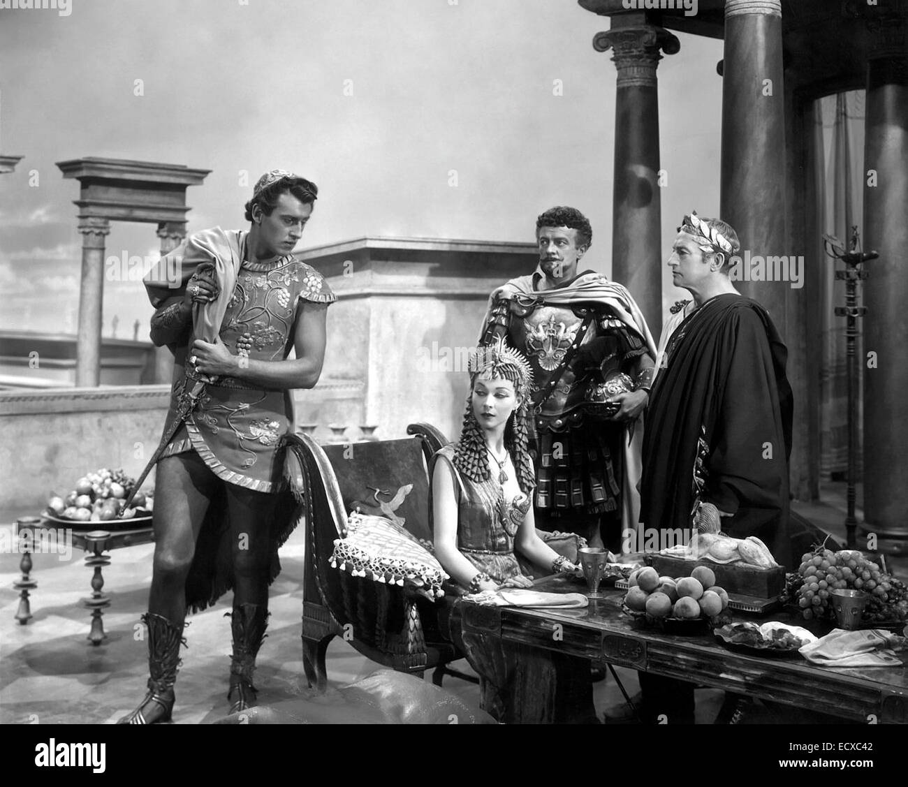 ANTHONY AND CLEOPATRA 1946 Gabriel Pascal productions film From l: Stewart Grainger as Apollodorus, Vivien Leigh as Cleopatra, Basil Sydney as Rufio, Claude Raines  as Caesar Stock Photo