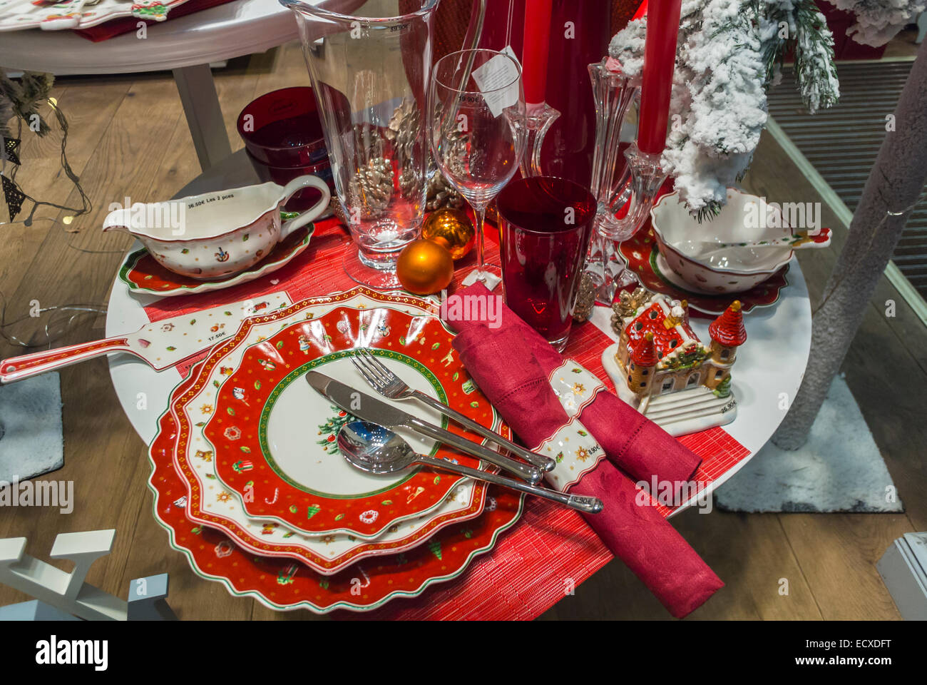 Paris, France, Christmas Decorations, Shopping, Table Setting on Display in  Shop Window Display, Zara Home Store Stock Photo - Alamy