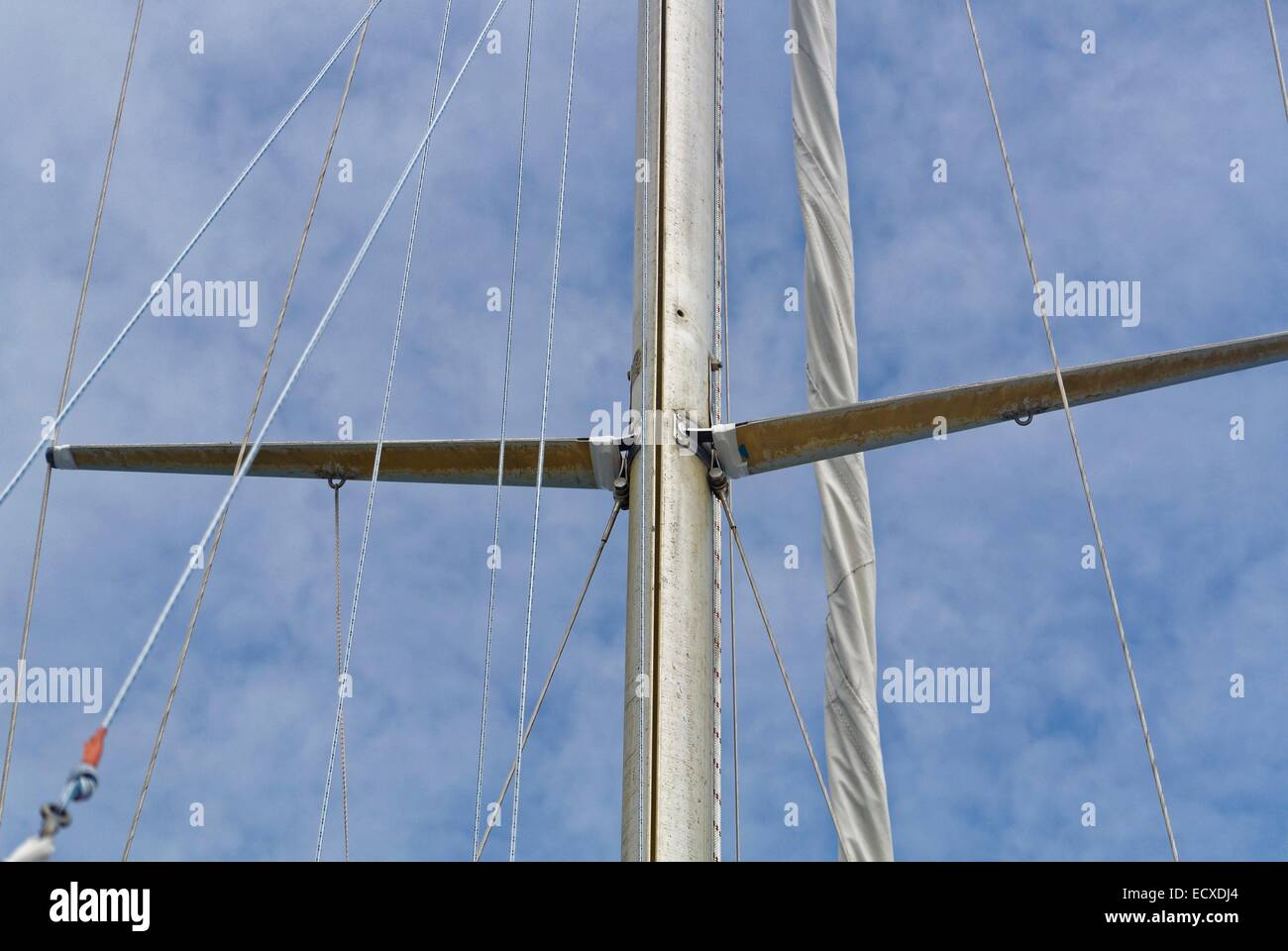 Alloy mast and spreaders to guide the loads exerted on the sails of a 1970s vintage sailing yacht Stock Photo