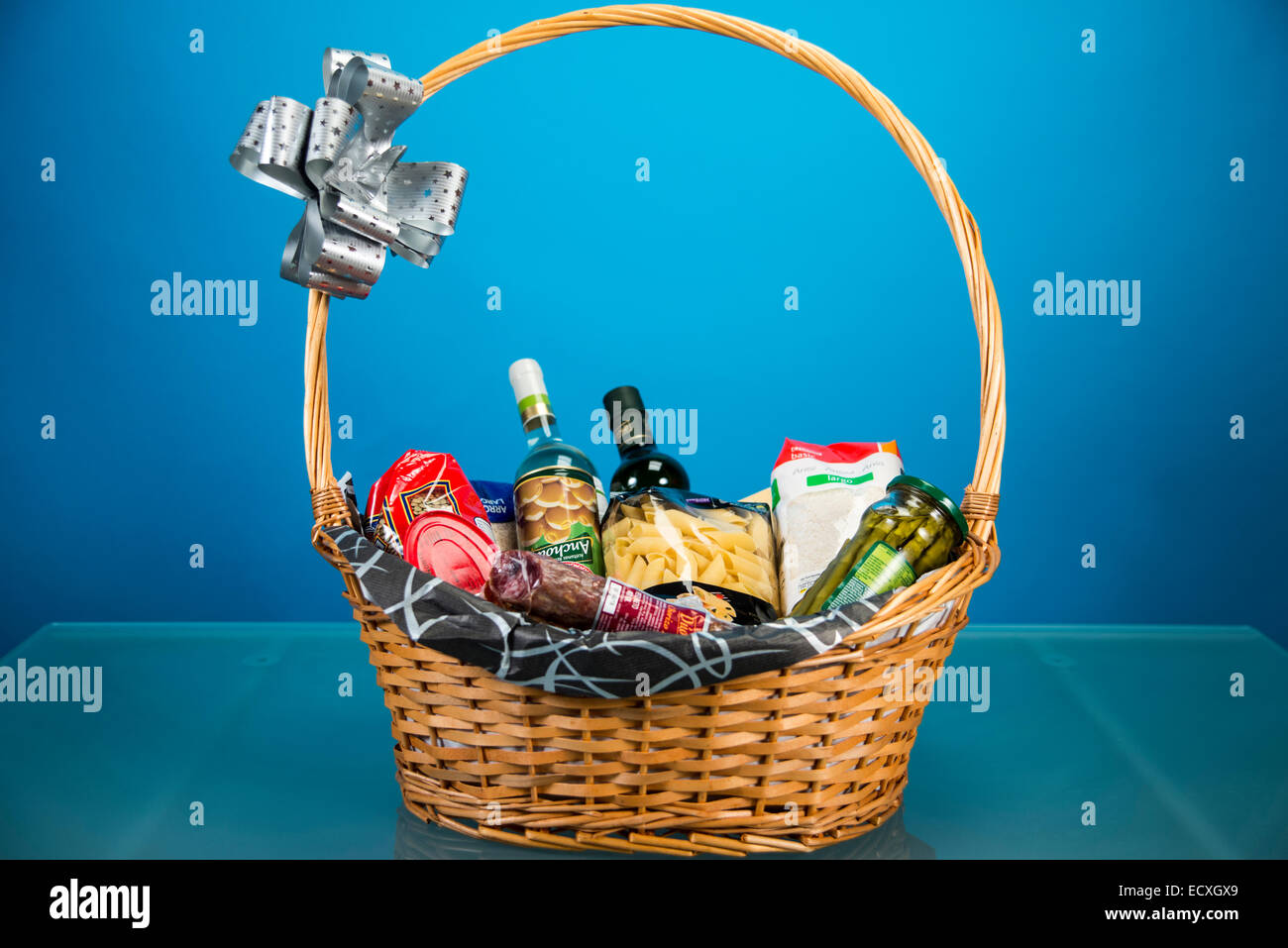 Giving food basket hi-res stock photography and images - Alamy