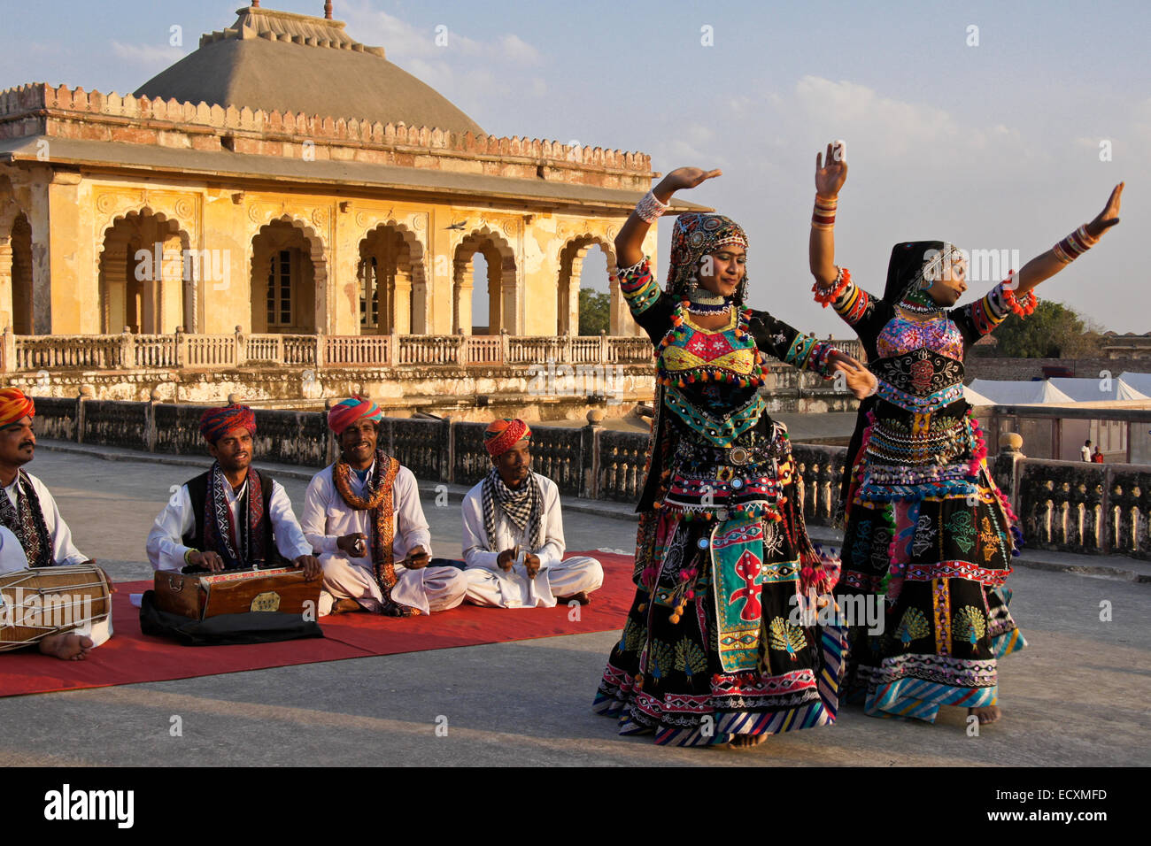 Dancers and musicians at Ahhichatragarh Fort, Nagaur, Rajasthan, India Stock Photo