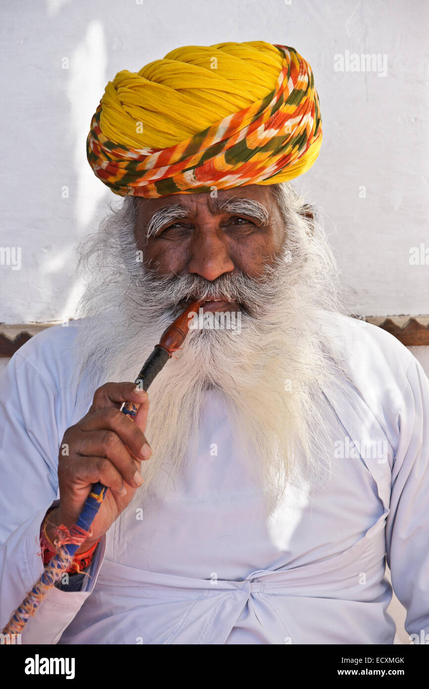 Old man smoking water pipe, Jodhpur, Rajasthan, India Stock Photo