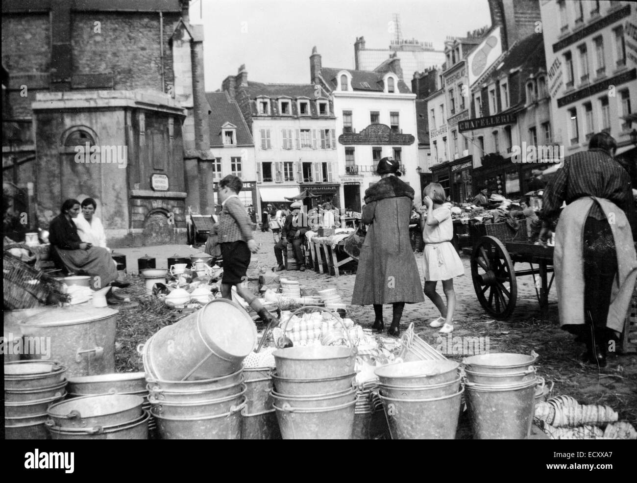 Black and white scene of the Boulogne market town square 1928, with