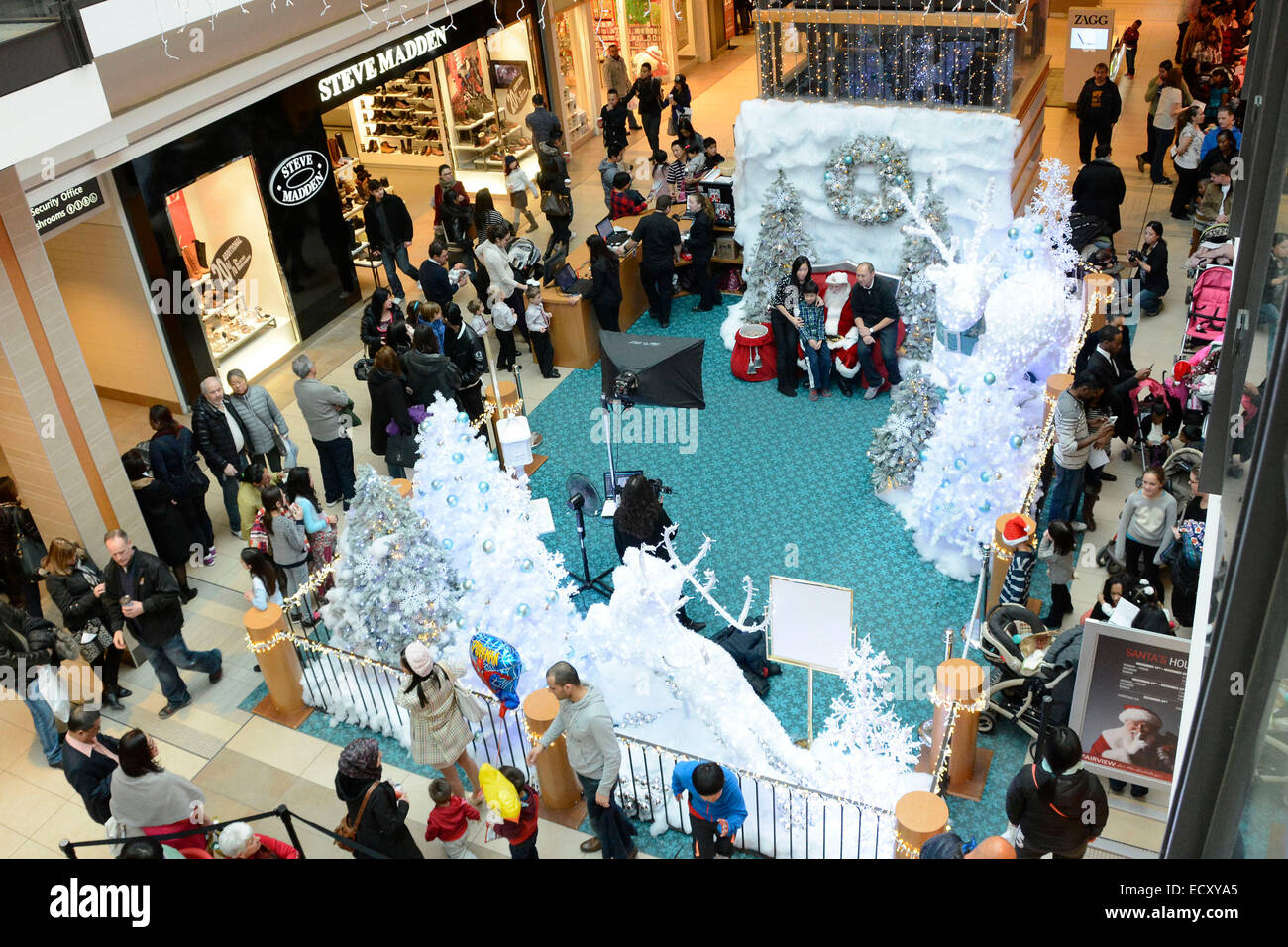 Toronto, Canada. 21st December 2014. Parents and children lining up for Santa Photo at Fairview Mall in Toronto. Stock Photo
