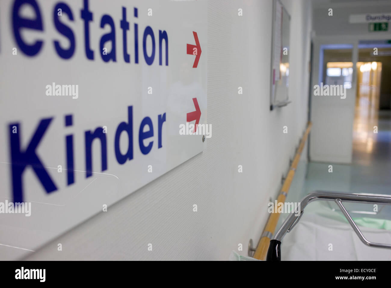 Childrens' ward direction sign in German Red Cross hospital, Berlin. Stock Photo