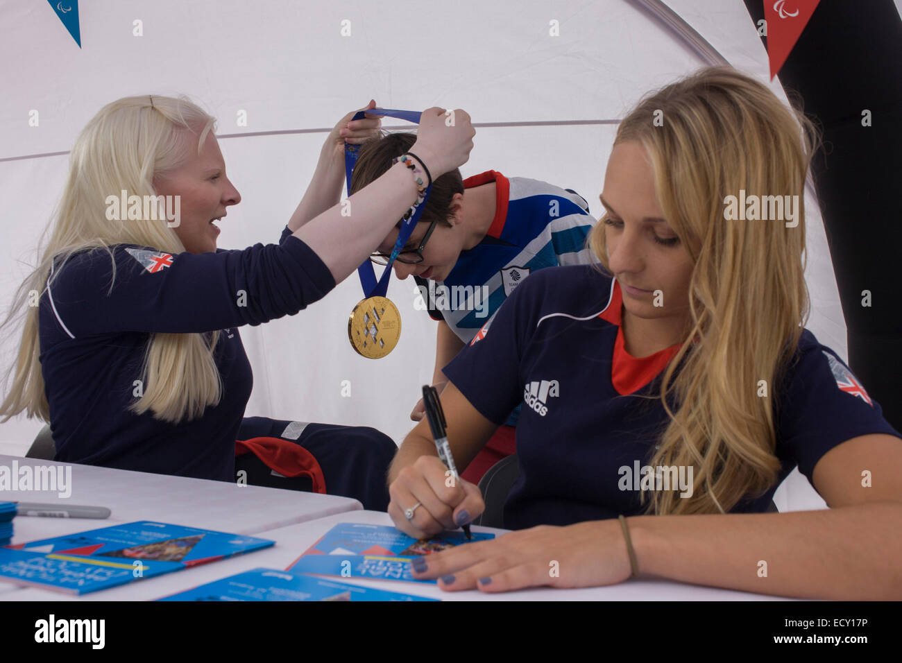 Partially-sighted skiing Kelly Gallagher and sighted guide Charlotte Evans at Stratford Paralympian event. Stock Photo