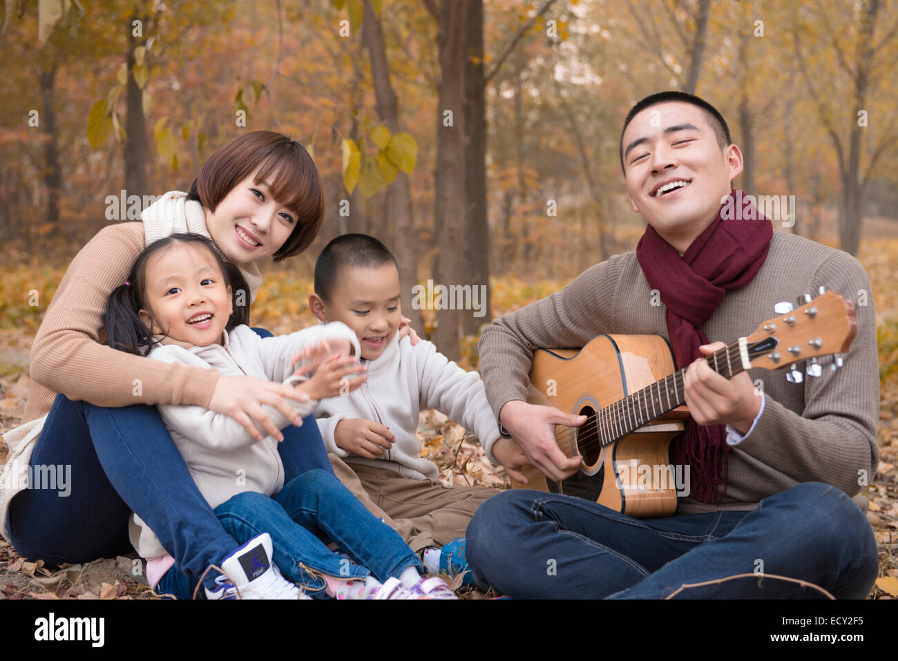 Two boys two girls sitting hi-res stock photography and images - Alamy