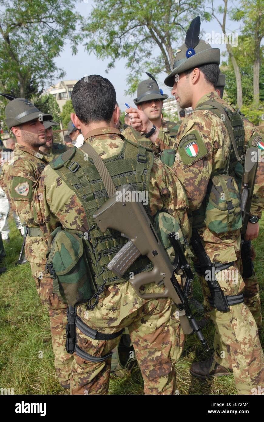 Italian Army, 4th Regiment Alpine Parachutists 'mount Cervino' with Austrian assault rifle Steyr AUG Stock Photo