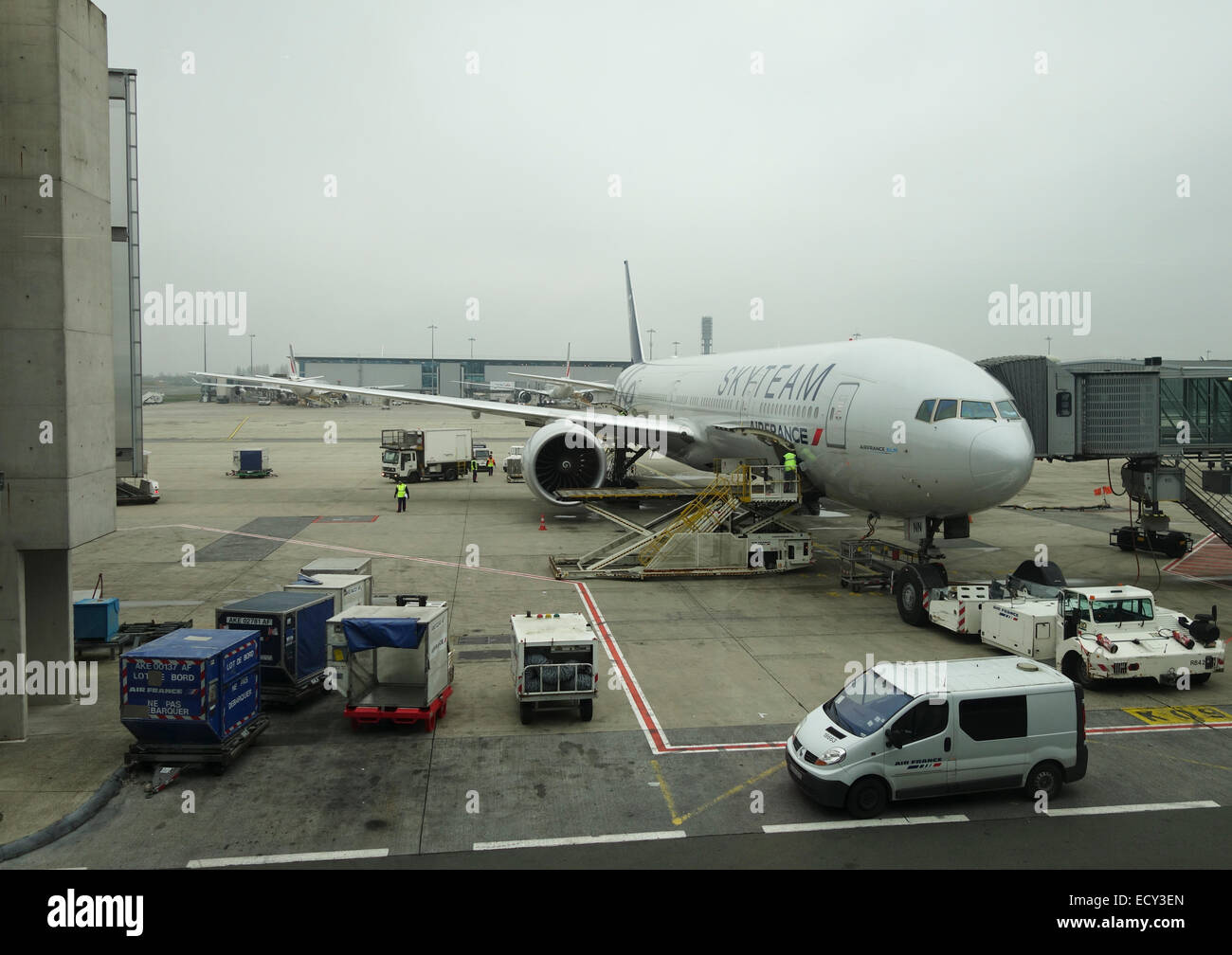 Aircraft baggage loading system hires stock photography and images Alamy
