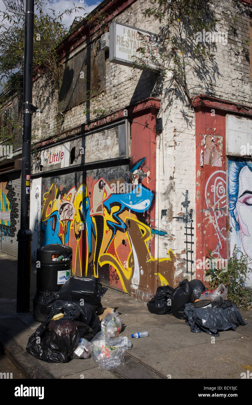 Rubbish and former shops on Toynbee Street in east London Stock Photo