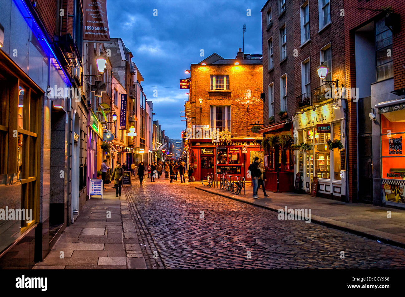 People at night in the Temple Bar district in Dublin Stock Photo Alamy
