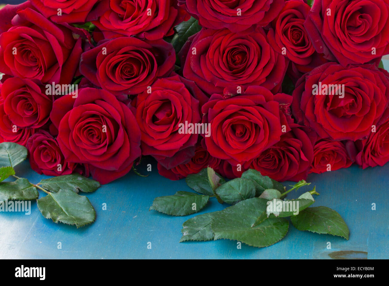 Bunch red roses on black table hi-res stock photography and images - Alamy
