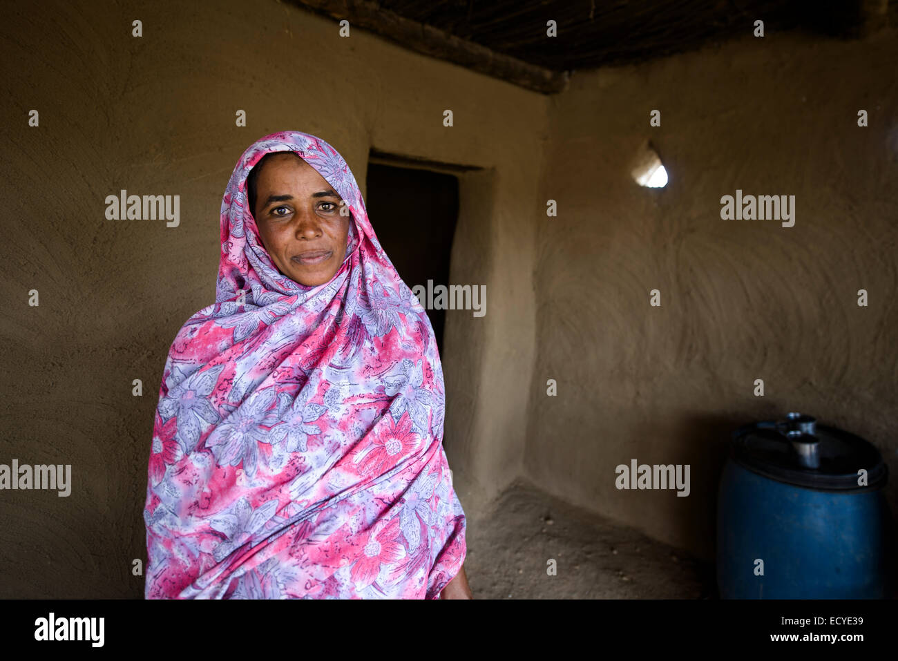Nubian woman in the Sahara desert, Sudan Stock Photo