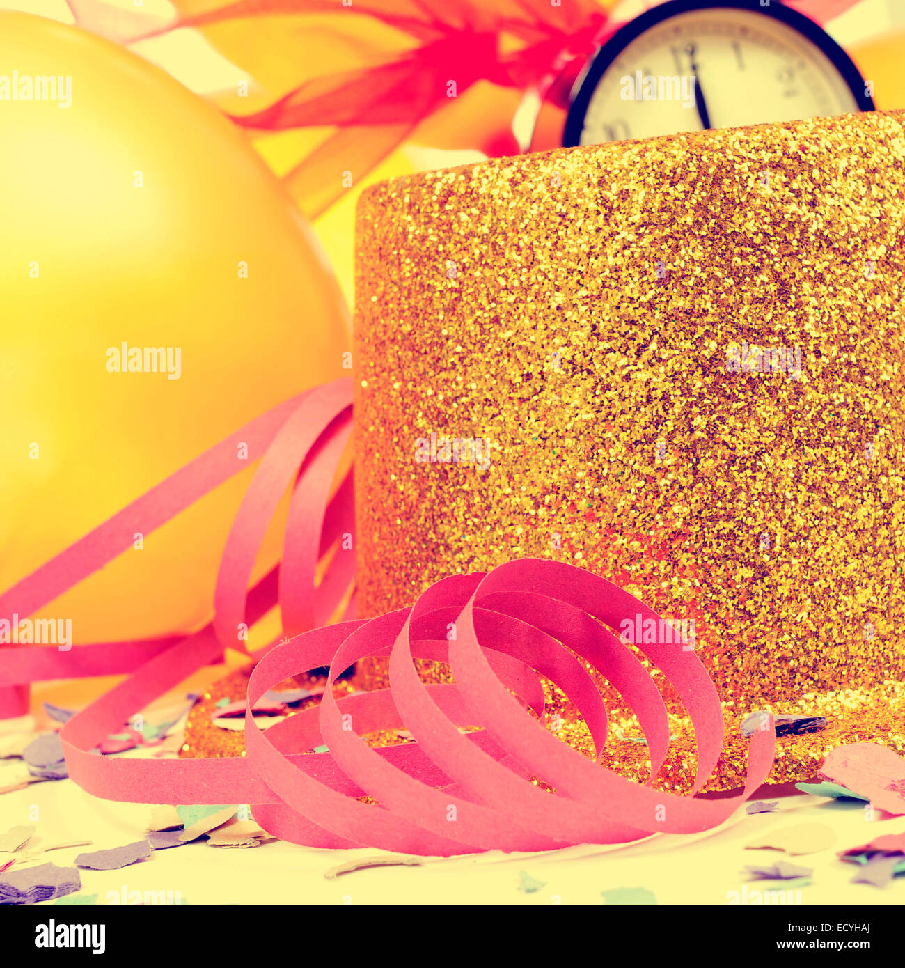 golden balloons, golden top hat, streamers and confetti for the new