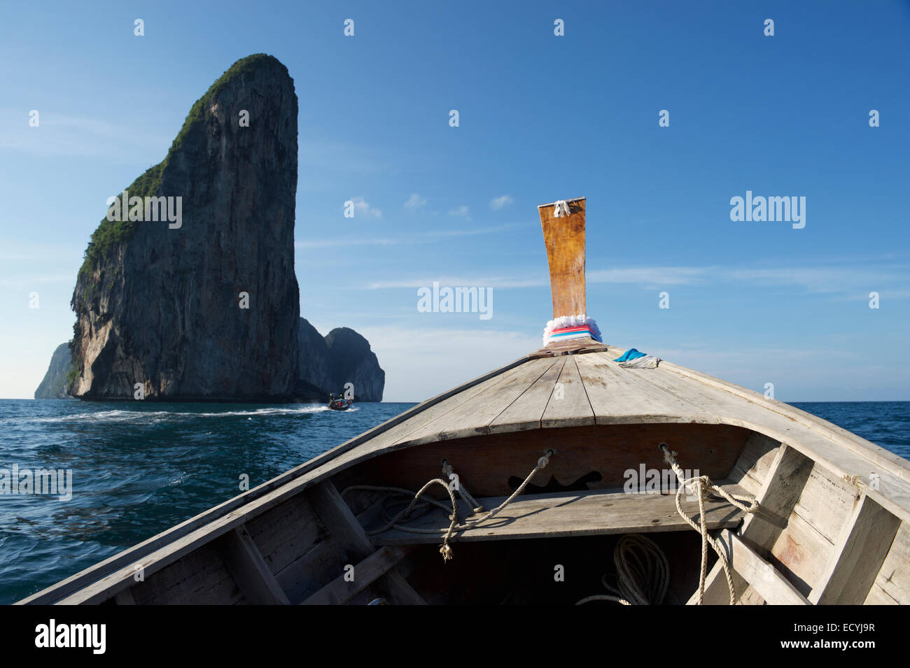 Traditional Thai wooden longtail boat with dramatic karst geography on the way to Maya Bay at Koh Phi Phi Leh Stock Photo