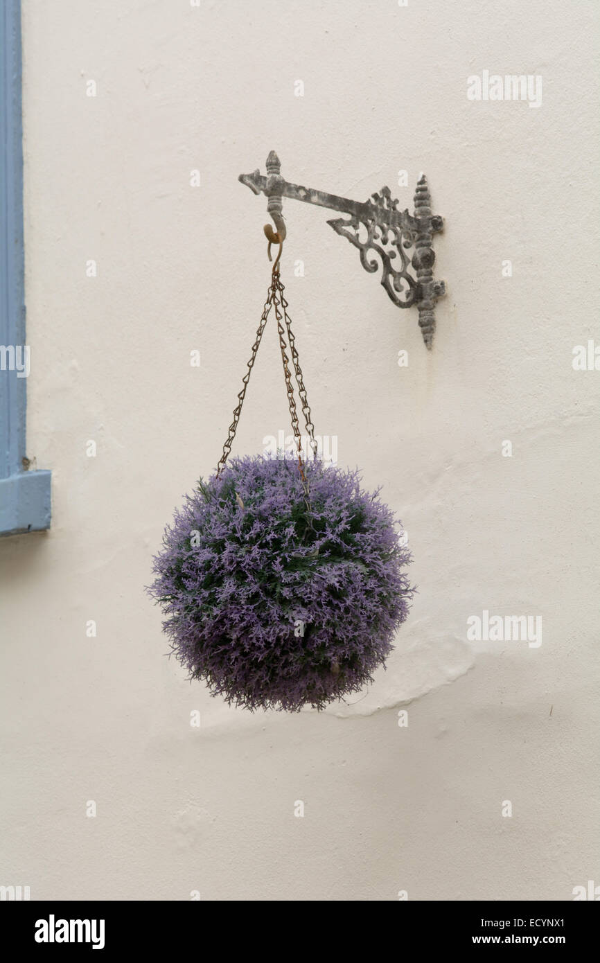 Chain hanging flower hires stock photography and images Alamy