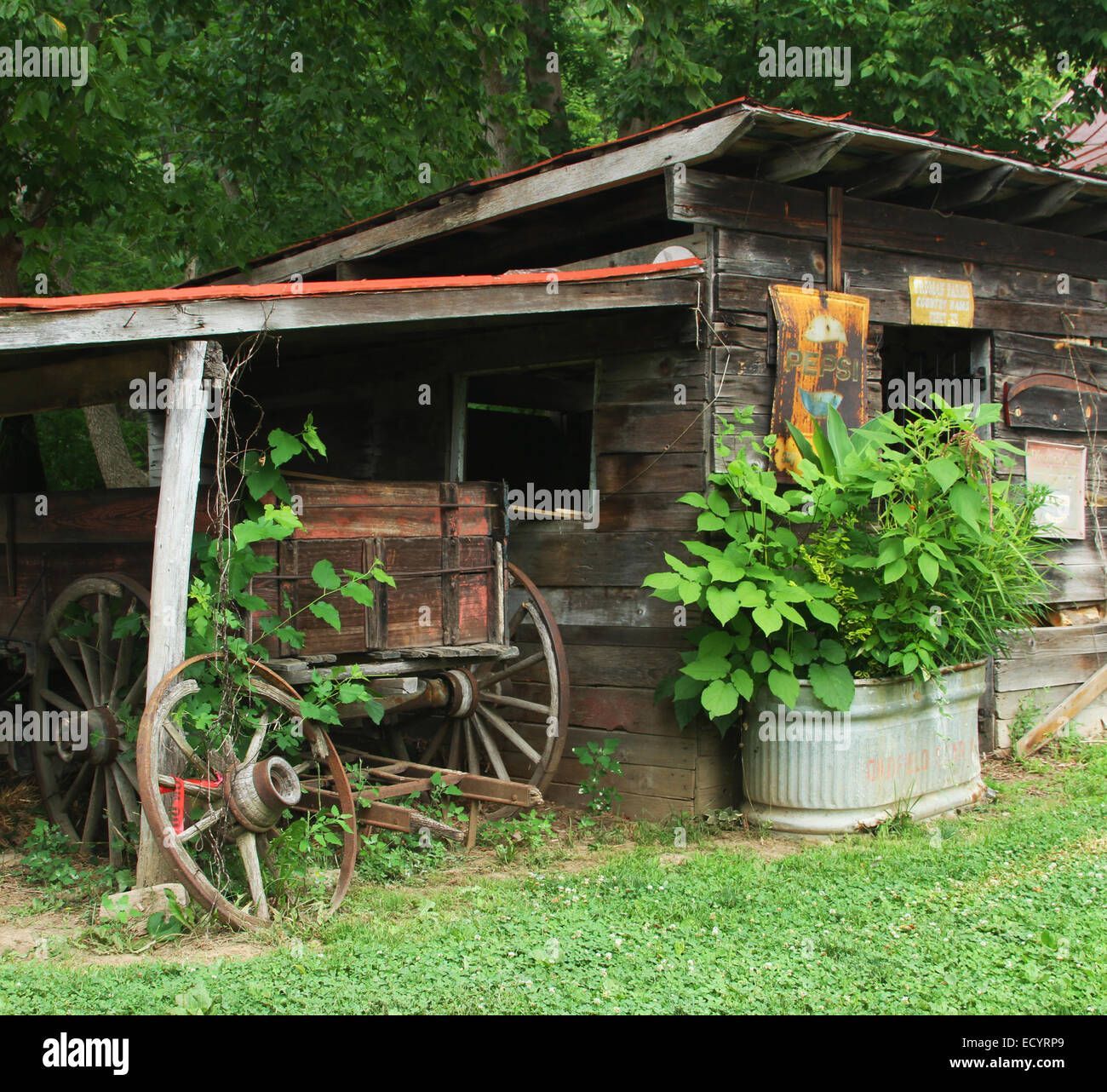 Old shed and old wagon. Rabbit Hash, Kentucky, USA. Circa 1813. A historic small town on the Ohio River. Added to the National R Stock Photo