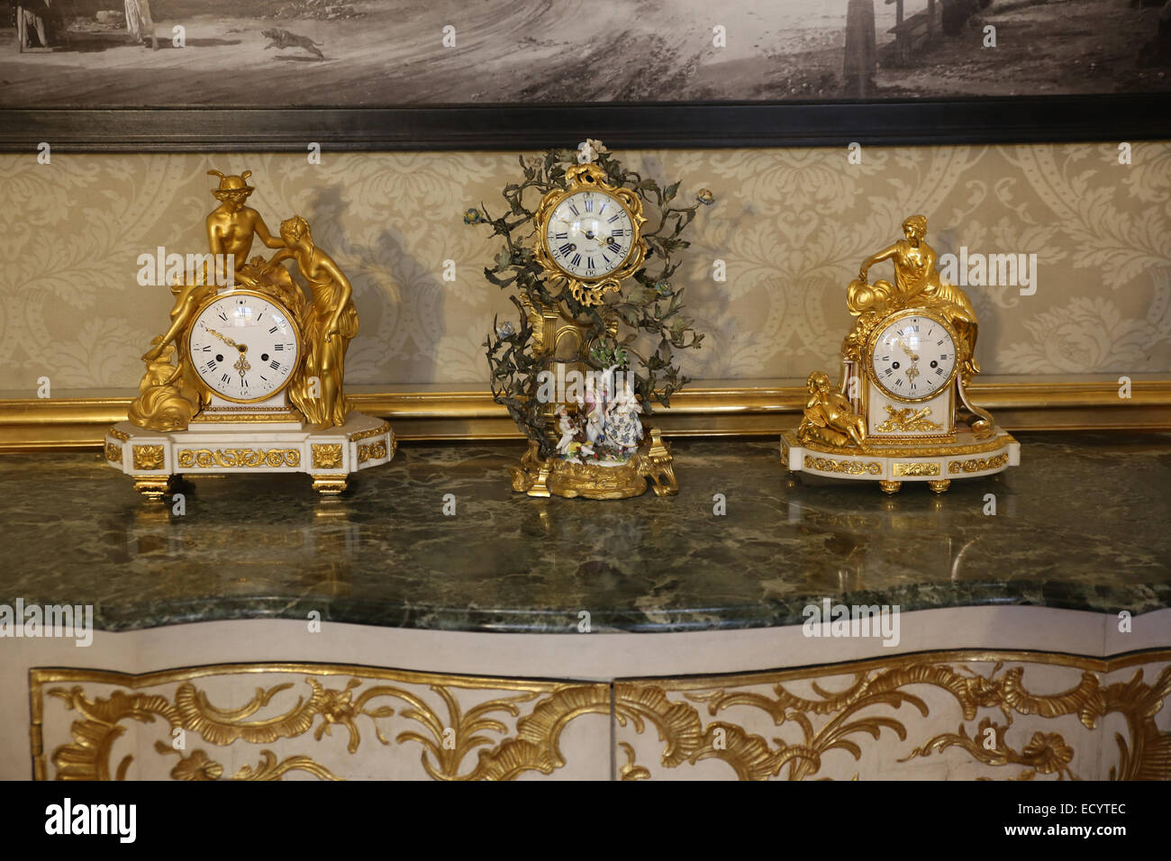 Vintage table clock hi-res stock photography and images - Alamy