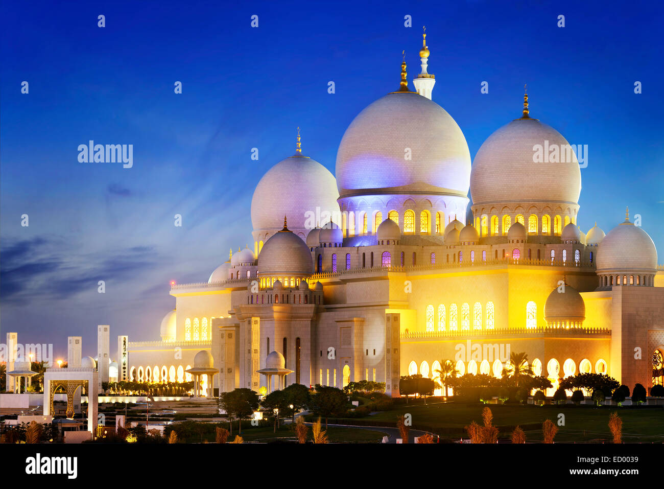 Sheikh Zayed Grand Mosque at dusk (Abu-Dhabi, UAE) Stock Photo
