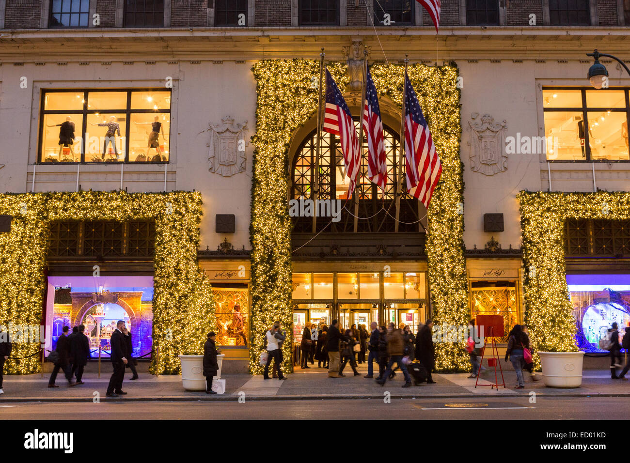 Lord & Taylor, 5th Avenue, Popular NYC Department Store Window, Fashionable  Formal Wear, Midtown Manhattan, New York City, NY, USA Editorial Stock  Photo - Image of designer, advertising: 112066563